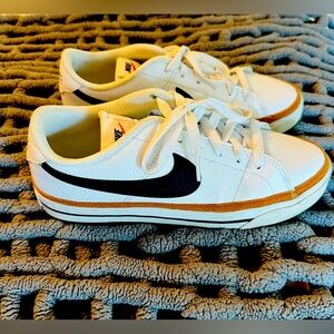 Women’s Nike Court Legacy Like New 9.5